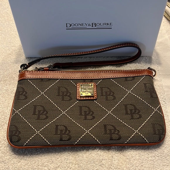 Dooney and Bourke large wristlet - Picture 1 of 2